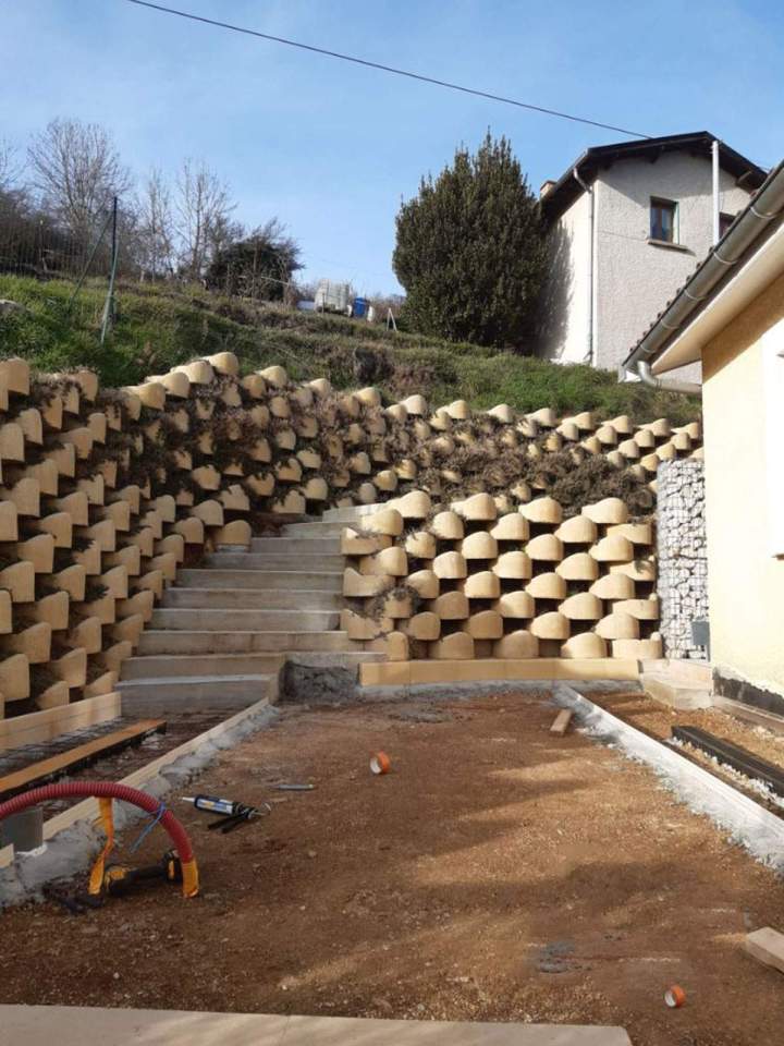 Notre équipe spécialisée s'engage à installer l'Atalus 50, avec une hauteur ajustable de 2 à 4 mètres.
